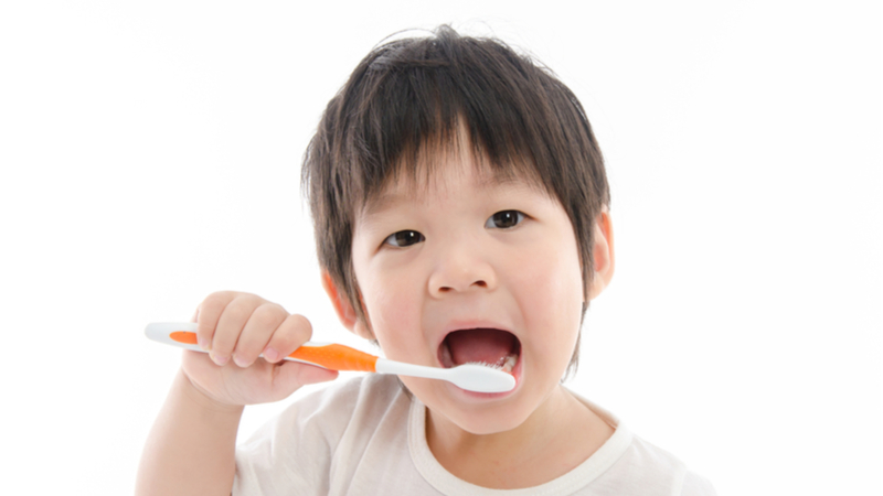 防群聚感染，幼兒園改用牙線、漱口水潔牙？醫師：不建議