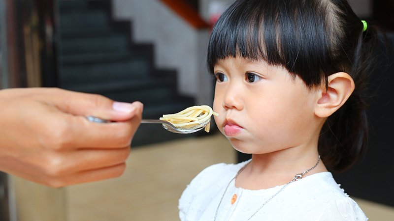 孩子吃飯慢、含飯大哭！羅寶鴻：「1不7要」原則，打造用餐好氣氛